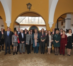La Reina acompañada por la esposa del presidente del Gobierno, Elvira Fernández, las Primeras Damas, cónyuges y acompañantes asistentes durante su vis