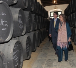 Su Majestad la Reina durante la visita a las instalaciones de las Bodegas González-Byass 