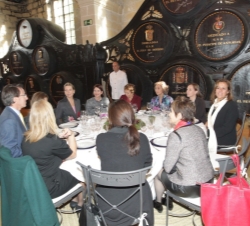 La Reina acompañada por la esposa del presidente del Gobierno, Elvira Fernández, las Primeras Damas, cónyuges y acompañantes asistentes durante su vis