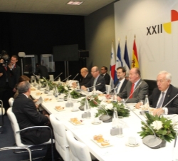 Su Majestad el Rey acompañado por el presidente del Gobierno y el ministro de Asuntos Exteriores y Cooperación durante el desayuno de trabajo con los 