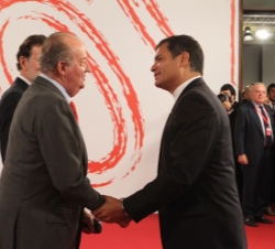 Su Majestad el Rey recibe, a su llegada al Palacio de Congresos y Exposiones de Cádiz, al Presidente de la República del Ecuador, Rafael Correa