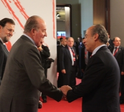 Su Majestad el Rey recibe, a su llegada al Palacio de Congresos y Exposiones de Cádiz, al Presidente de los Estados Unidos Mexicanos, Felipe Calderón 