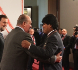 Su Majestad el Rey recibe, a su llegada al Palacio de Congresos y Exposiones de Cádiz, al Presidente de la República de Bolivia, Evo Morales