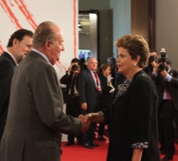 Su Majestad el Rey recibe, a su llegada al Palacio de Congresos y Exposiones de Cádiz, a la Presidenta de la República Federativa de Brasil, Dilma Rou