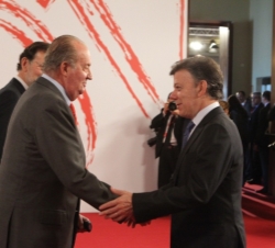 Su Majestad el Rey recibe, a su llegada al Palacio de Congresos y Exposiones de Cádiz, al Presidente de la República de Colombia, Juan Manuel Santos
