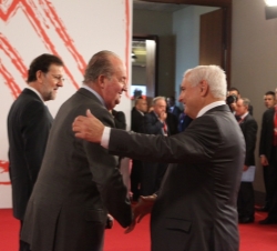 Su Majestad el Rey recibe, a su llegada al Palacio de Congresos y Exposiones de Cádiz, al Presidente de la República de Panamá, Ricardo Martinelli