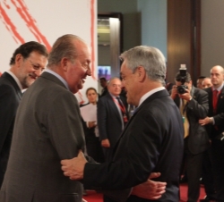 Su Majestad el Rey recibe, a su llegada al Palacio de Congresos y Exposiones de Cádiz, al Presidente de la República de Chile, Sebastián Piñera