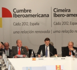 Su Majestad el Rey durante sus palabras en el Palacio de Congresos y Exposiones de Cádiz