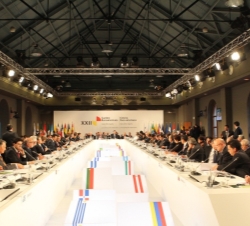 Vista de la mesa de reuniones de la primera sesión de la XXII Cumbre Iberoamericana