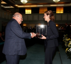 Doña Elena hace entrega el galardón al presidente del Consejo de Administración del Grupo Ordesa, José María Ventura