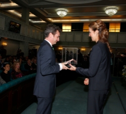 Doña Elena hace entrega del galardón al rector de la Universidad de Cádiz, Eduardo González Mazo