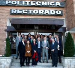 Su Alteza Real la Infanta Doña Elena acompañada por las autoridades asistentes y los premiados