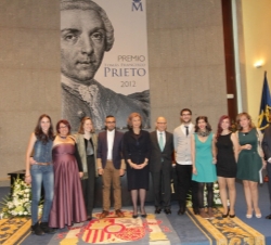 La Reina con los alumnos de la XVI Promoción de la Escuela de Grabado