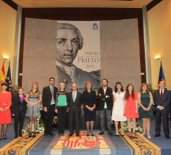 La Reina con los alumnos de la I Promoción del Master en Medios de Impresión Gráfica, Ilustración y Acuñación Artística