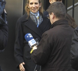 Doña Elena, a su salida del centro hospitalario, después de visitar a Don Juan Carlos