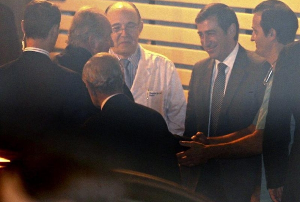 Su Majestad el Rey es recibido por el equipo médico y los directivos del centro hospitalario a su llegada a la clínica