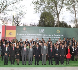 Fotografía con los alumnos y profesores de la Fundación Ortega-Marañón