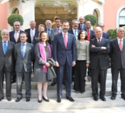 Don Felipe acompañado por personalidades de la sociedad mexicana