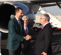 Don Felipe a su llegada al aeropuerto Internacional Benito Juárez de la Ciudad de México es recibido por director general para Europa de la Secretaría