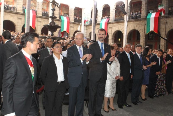 Don Felipe aplaude a la entrada al patio central del Palacio Nacional de Enrique Peña para su toma de posesión