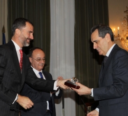 Don Felipe entrega el galardón al profesor Terceiro, en presencia del gobernador del Banco de España