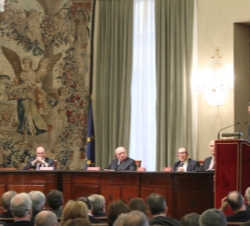Vista de la mesa presidencial durante la intervención del profesor Terceiro