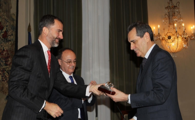 Don Felipe entrega el galardón al profesor Terceiro, en presencia del gobernador del Banco de España