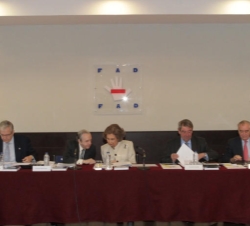 Doña Sofía conversa con el presidente de la FAD, José Ángel Sánchez Asiaín, durante la reunión del Patronato