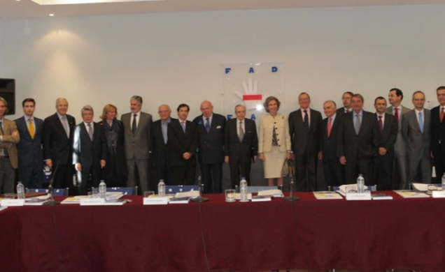 Su Majestad la Reina con los miembros del Patronato de la FAD asistentes a la reunión