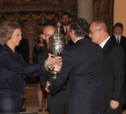 Doña Sofía entrega la Copa Barón de Güell al presidente de la Real Federación Española de Patinaje, Carmelo Paniagua Manso; al seleccionador Nacional 