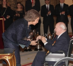 La Reina entrega el Premio Nacional Francisco Fernández Ochoa a Alfredo Di Estefano, presidente de Honor del Real Madrid C.F.