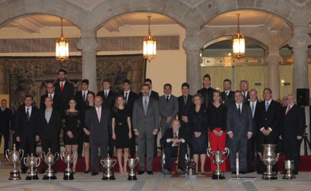 Su Majestad la Reina, Sus Altezas Reales los Príncipes de Asturias y Su Alteza Real la Infanta Doña Elena acompañados por los premiados