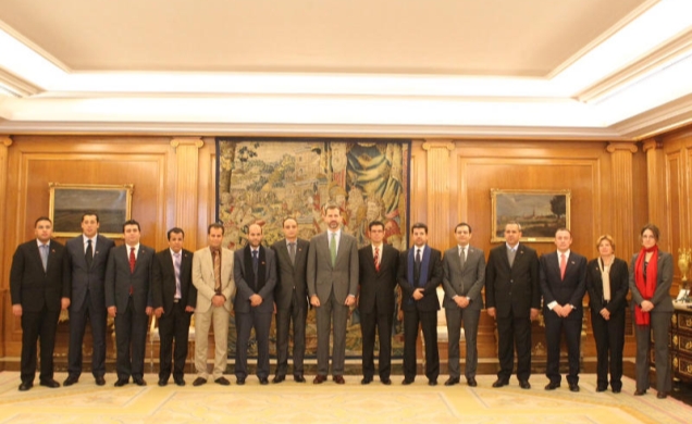 Don Felipe con un grupo de jóvenes políticos marroquíes