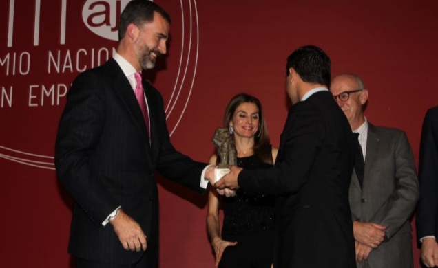 Don Felipe entrega a Alejandro Díaz González el Premio Nacional Joven Empresario, en presencia de Doña Letizia