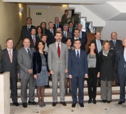 Don Felipe junto a los miembros del Patronato
