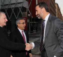 Don Felipe es recibido a su llegada a los Teatros del Canal por el presidente del Comité Olimpico Internacional, Jacques Rogge, y el presidente del Co