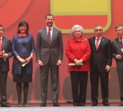 Don Felipe acompañado por los miembros del CIO