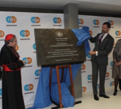 Don Felipe descubre una placa conmemorativa
