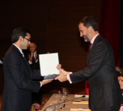 Don Felipe entrega el premio concedido al blog "Toledo Olvidado" a Eduardo Sánchez Butragueño