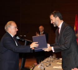 Don Felipe entrega el galardón al presidente de la Fundación Ortega-Marañón, José Varela