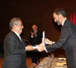 El Príncipe entrega el galardón al presidente de la Fundación Mapfre, Alberto Manzano