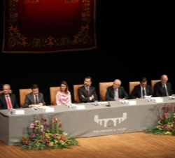 Vista de la mesa presidencial durante el acto