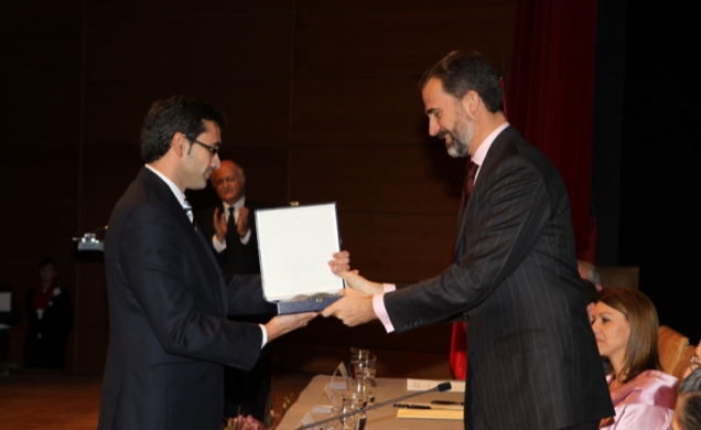 Don Felipe entrega el premio concedido al blog "Toledo Olvidado" a Eduardo Sánchez Butragueño