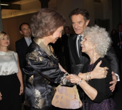 Doña Sofía recibe el saludo de la duquesa de Alba, en presencia de su esposo, Alfonso Díez, y su hija Eugenia