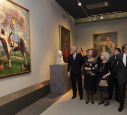La Reina y la duquesa de Alba contemplan un retrato de infancia de esta última, obra de Zuloaga