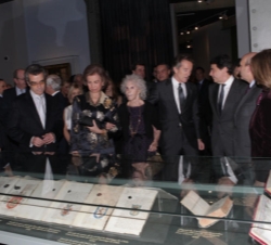 Doña Sofía y la duquesa de Alba contemplan varias piezas de la exposición