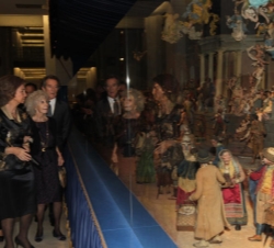 Doña Sofía y la duquesa de Alba contemplan el Belén napolitano del siglo XVIII que se expone en el Palacio de Cibeles