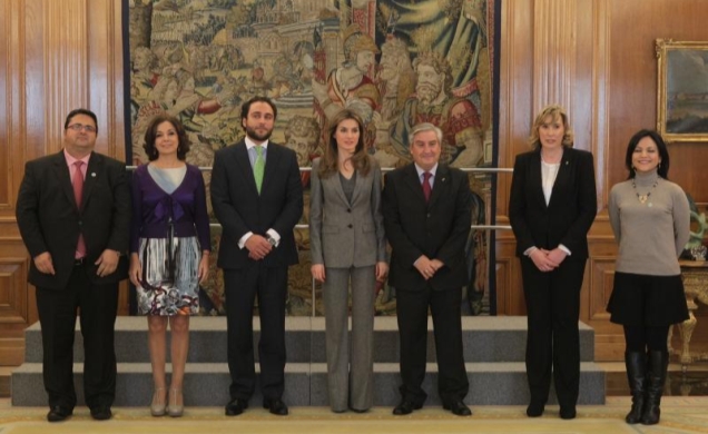 Doña Letizia junto a una representación de FEDER, ASEM y de la Fundación Isabel Gemio