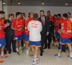 El Príncipe de Asturias charla con los jugadores del equipo español