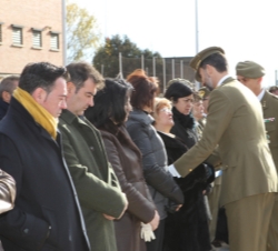 Don Felipe da el pésame a los familiares del militar fallecido